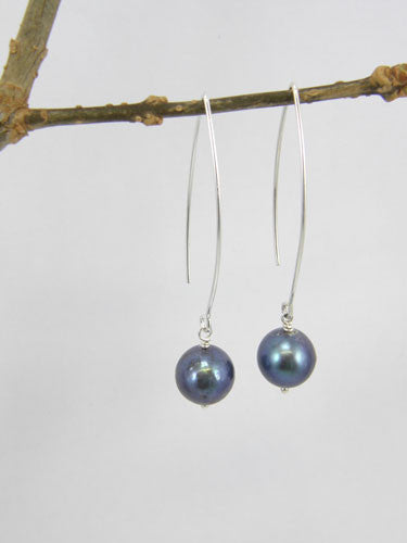 10 mm dark grey pearl on a silver wishbone hook.