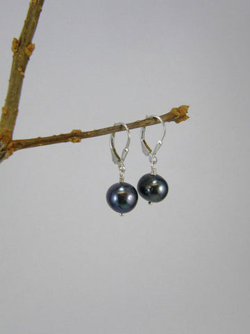 10 mm dark grey pearl. Also available in light grey and white.