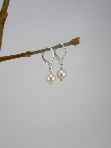 7 mm white pearl. Also available in dark grey, light grey, and pink.
