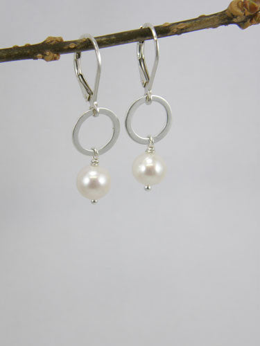 7 mm white pearl on a silver ring with a levered back hook. Also available in dark grey, light grey, and pink. 